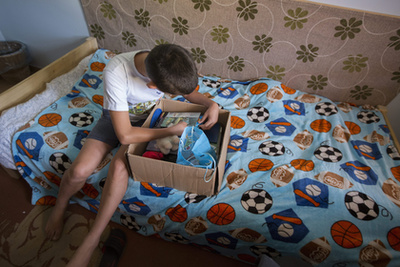 Egy fiú az SOS Gyermekfalu egyik házában 2015. augusztus 11-én 