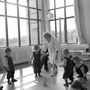 Az óvónõ játszik a gyerekekkel a főváros II. kerületében lévő Csatárka úton felépült gyermekváros óvodájában 1964-ben