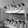 Lányok hálószobájukban lefekvés előtt vidáman játszanak az újonnan átadott Hajdú-Bihar Megyei Tanács Állami Nevelőotthon és Iskolában 1962-ben 