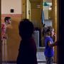 Gyerekek néznek be a folyosóról a konyhába vacsora előtt az SOS Gyermekfalu Magyarországi Alapítványának kecskeméti gyermekfalujában 2013. november 16-án