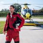 A helikopter háromfős személyzete egy pilótából, egy mentőorvosból és egy mentőápoló- vagy mentőtiszt-végzettségű paramedikusból áll. A képen Solténszky Mátyás paramedikus.
