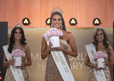 A győztes 20 éves nagykanizsai Tótpeti Lili (k) valamint a dunavarsányi Ambrus Nikolett első (b) és a debreceni Tóth Panni második udvarhölgy (j) a Miss World Hungary eredményhirdetésén a budapesti Lóvasút Rendezvényközpontban 2021. október 29-én