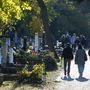 Látogatók Budapesten a Megyeri temetőben a közelgő mindenszentek ünnepe és halottak napja előtt 2021. október 30-án