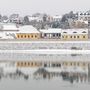 Bevahazott épületek a szentendrei Dunakorzón 2021. december 5-én