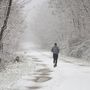 Egy férfi fut a behavazott úton a Zala megyei Újudvar közelében 2021. december 9-én
