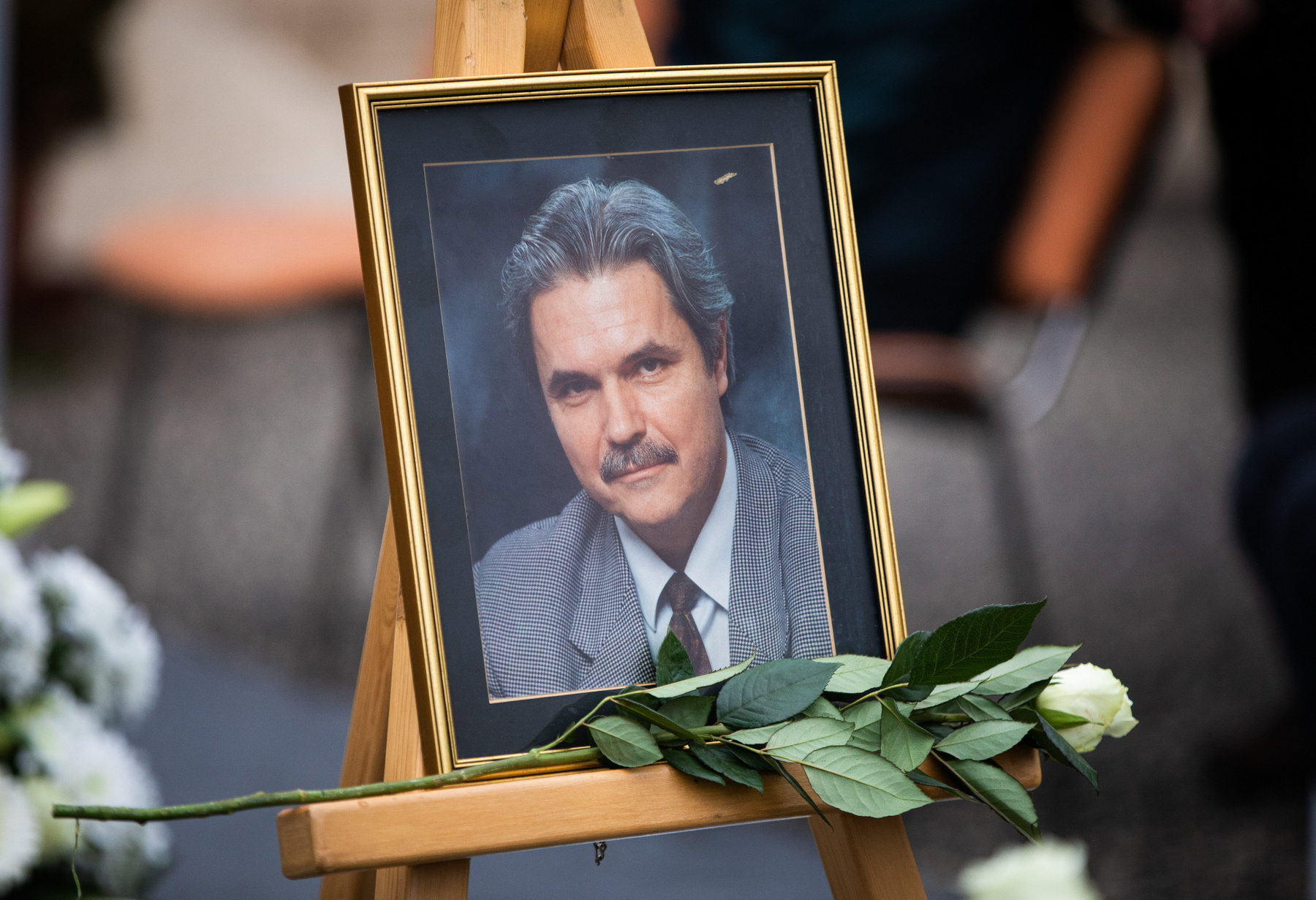 Oszter Sándor portréja a Kossuth- és Jászai Mari-díjas színész temetésén a Farkasréti temetőben 2021. december 11-én. A művész 73 éves korában, október 29-én hunyt el.