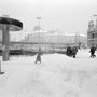 Budapest 1987. január 12.
Az utcai hõmérõ -17 Celsius-fokot mutat a 30-50 cm-es hóval betakart Marx (1990-tõl Nyugati) téren. Jobbra a Nyugati pályaudvar épületének a részlete.