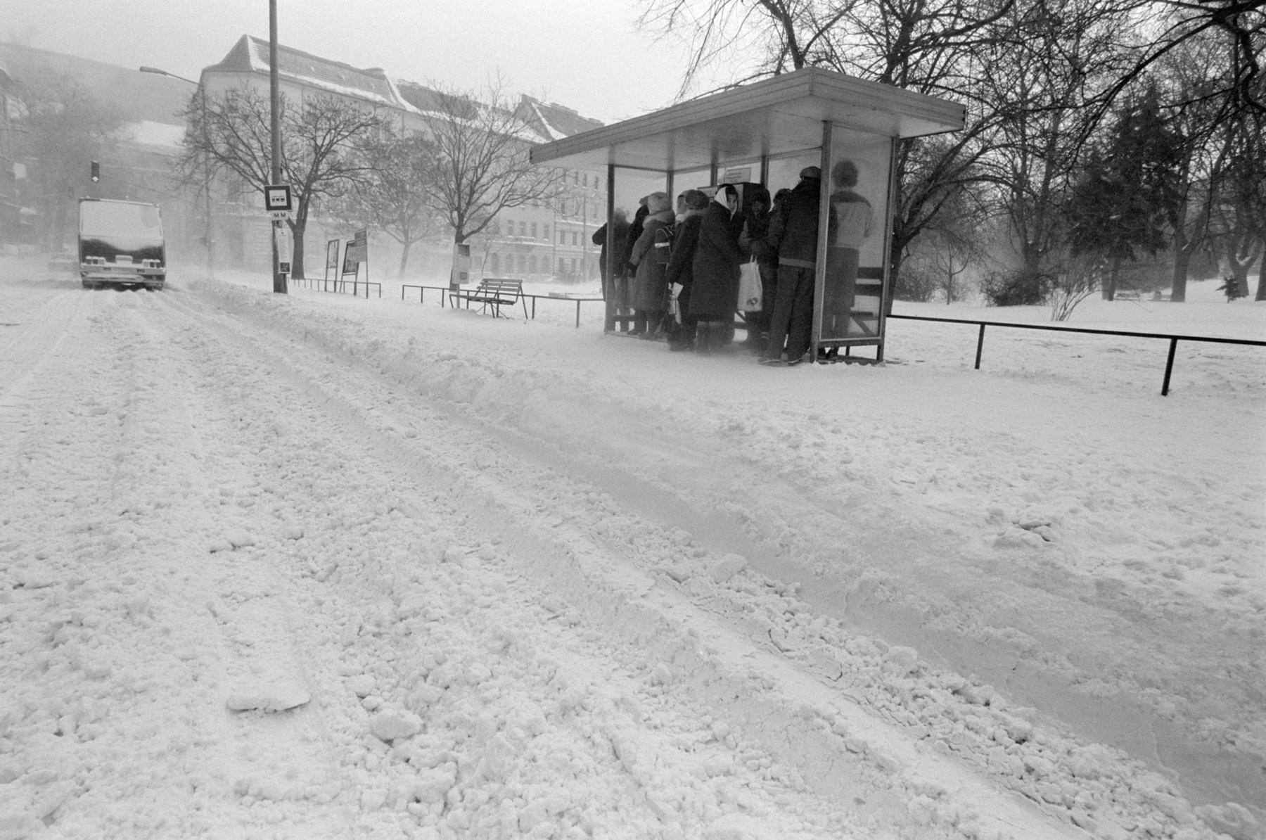 Budapest 1987. január 11.
Helyszínelõ rendőrök a fogaskerekű vasúti baleset helyszínén ahol január 11-én 20 óra 5 perckor súlyos halálos baleset történt az Orgonás megállóban. A Szabadság-hegyről a Városmajor felé közlekedő szerelvény eddig ismeretlen ok miatt nem tudott megállni és összeütközött az Orgonás megállóban várakozó felfelé közlekedő vonattal. Az ütközés következtében az álló szerelvény utolsó kocsija leszakadt és a városmajori végállomáson kötött ki. A késõ éjszakai órákig tartó vizsgálat  megállapításai szerint a baleset következtében ketten életüket vesztették hárman súlyos öten könnyû sérülést szenvedtek. A baleset körülményeinek vizsgálatát a rendőrség szakértõk bevonásával folytatja.