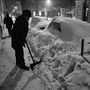 Budapest 1987. január 14.
Egy férfi havat lapátol az utcán hajnalban. Az intenzív havazás miatt az utcán parkoló autókat belepte a hó, a kenyérellátás akadozik.

