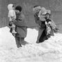 Budapest 1987. január 12.
Nõk gyermekeiket fölemelve haladnak a csúszós 30-50 cm-es hóval betakart járdán a fõvárosban.