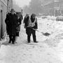 Takarítják a havat a Rákóczi úton, ahol a csaknem embermagasságig érő hókupacok között nehéz gyalogosan közlekedni.