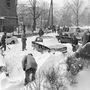 Budapest 1987. január 12.
Lapátolják a havat a lakók, hogy a hó fogságába esett személyautókat kiszabadítsák.
