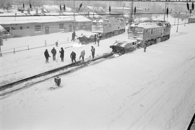 Budapest 1987. január 11.
Helyszínelõ rendőrök a fogaskerekű vasúti baleset helyszínén ahol január 11-én 20 óra 5 perckor súlyos halálos baleset történt az Orgonás megállóban. A Szabadság-hegyről a Városmajor felé közlekedő szerelvény eddig ismeretlen ok miatt nem tudott megállni és összeütközött az Orgonás megállóban várakozó felfelé közlekedő vonattal. Az ütközés következtében az álló szerelvény utolsó kocsija leszakadt és a városmajori végállomáson kötött ki. A késõ éjszakai órákig tartó vizsgálat  megállapításai szerint a baleset következtében ketten életüket vesztették hárman súlyos öten könnyû sérülést szenvedtek. A baleset körülményeinek vizsgálatát a rendőrség szakértõk bevonásával folytatja.