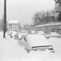 Budapest 1987. január 12.
Személyautók a hó fogságában egy fõvárosi utcán. Budapest útjait 30-50 centiméteres hó fedi, többnyire csak a főbb útvonalak járhatók.