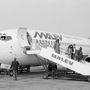 Utasok szállnak le a MALÉV Boeing 737-es repülőgépéről a Ferihegyi repülőtéren 1989. február 22-én