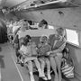 Egy nő két gyermekkel ül az utasok között a Magyar Légiközlekedési Vállalat (MALÉV) egyik VEB Il14P típusú repülőgépének fedélzetén 1959. július 1-jén