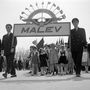 A MALÉV (Magyar Légiközlekedési Vállalat) dolgozói gyerekekkel vonulnak föl 1955. május 1-jén a Sztálin téren (1956 után: Felvonulási tér 2006-tól 56-osok tere)