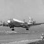 Levegőbe emelkedik a MALÉV IL 18-as repülőgépe a Ferihegyi repülőtér kifutópályájáról 1963. szeptember 17-én. Kedden reggel indult az első menetrend szerint közlekedő repülőgép Athénba