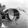 A Malév (Magyar Légiközlekedési Vállalat) egyik IL-18-as típusú repülőgép orrkúpja alatt lévő radart ellenőrzi a szerelő a repülés biztonságáért a Ferihegyi repülőtéren 1964. június 25-én