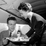A stewardess felszolgálja az ebédet a MALÉV Iljusin 14 típusú nemzetközi légijáratán mely teljes kényelmet - étkezést is - biztosít az utasoknak 1958. január 15-én