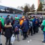 Sérültek várnak a buszra Záhonynál