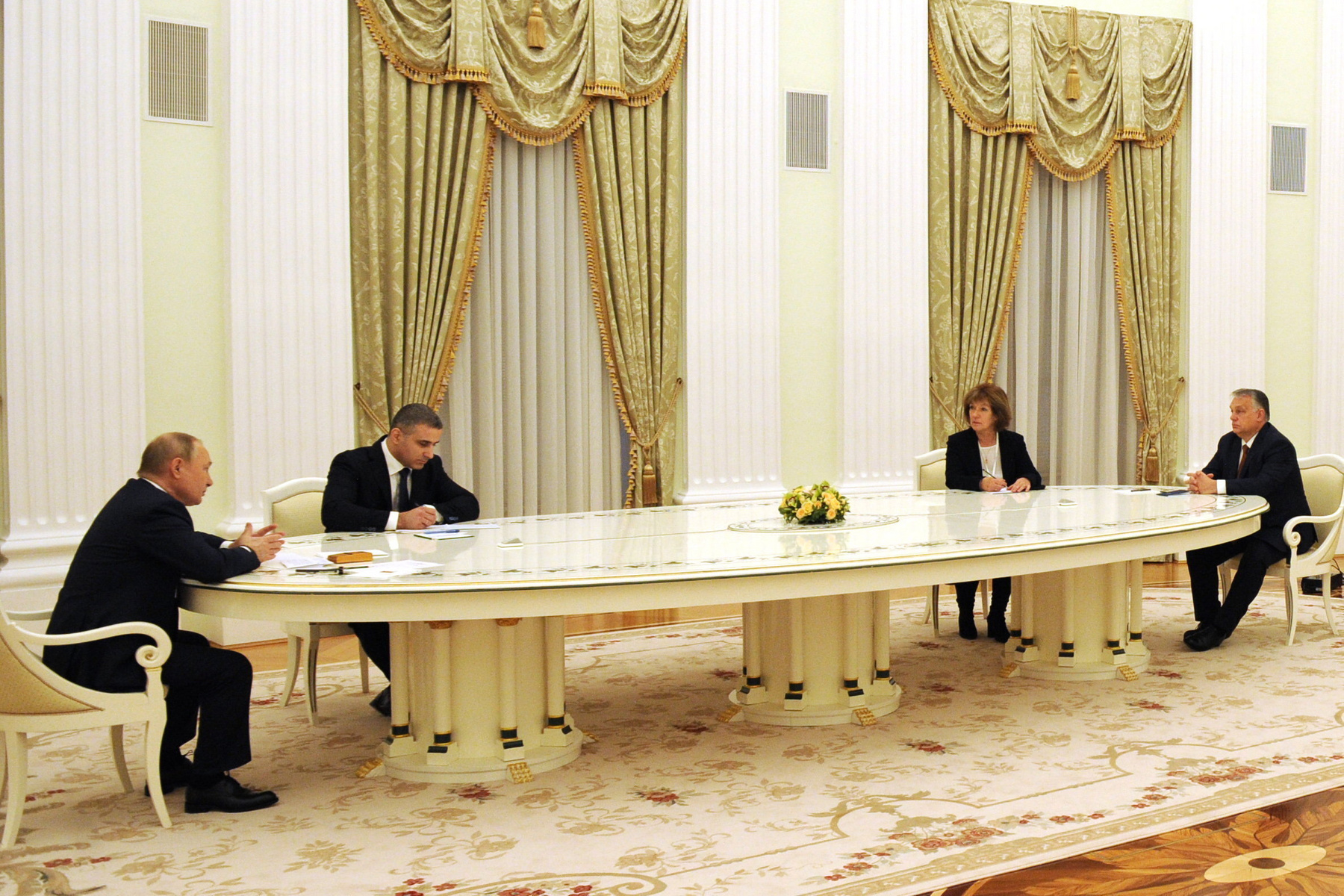 A Kreml által közreadott képen Vlagyimir Putyin orosz elnök (b) és Orbán Viktor miniszterelnök (j) tárgyalása Moszkvában 2022. február 1-jén.