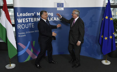 A Kreml által közreadott képen Vlagyimir Putyin orosz elnök (b) és Orbán Viktor miniszterelnök (j) tárgyalása Moszkvában 2022. február 1-jén.