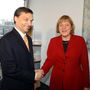 Orbán Viktor miniszterelnök Berlinbe érkezett, hogy átvegye a Német Gazdaságpolitikai Klub által adományozott Szociális Piacgazdaságért díjat. Berlinben a magyar miniszterelnök elsőként Angel Merkellel, a CDU elnökével találkozott. A képen: Orbán Viktor és Angela Merkel 2002. február 1-jén.