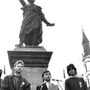 Az 1848-as forradalom és szabadságharc ünnepén, 1990. március 15-én sokezres tömeg gyűlt össze a Petőfi szobornál, hogy meghallgassa a Magyar Október Párt, az SZDSZ, a FIDESZ, valamint a Magyarországi Szociáldemokrata Párt szónokait. A képen: A FIDESZ képviselői a Petõfi szobornál: Fodor Gábor, Orbán Viktor és Deutsch Tamás.