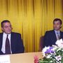 Simicska Lajos az Adó- és Pénzügyi Ellenőrzési Hivatal elnöke (b) és Orbán Viktor miniszterelnök az APEH állománygyűlésén a MTESZ székházban 1999. március 8-án.
