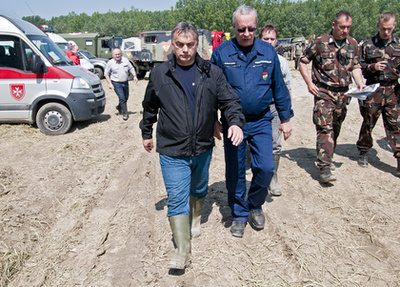 A Kreml által közreadott képen Vlagyimir Putyin orosz elnök (b) és Orbán Viktor miniszterelnök (j) tárgyalása Moszkvában 2022. február 1-jén.