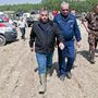 Orbán Viktor miniszterelnök (b) és Bakondi György, az Országos Katasztrófavédelmi Főigazgatóság (OKF) főigazgatója érkezik a győrújfalui gáthoz 2013. június 8-án, amely a Mosoni-Duna-partnak az árvíz által egyik legveszélyeztetettebb szakasza. Háttérben balra Hende Csaba honvédelmi miniszter.

