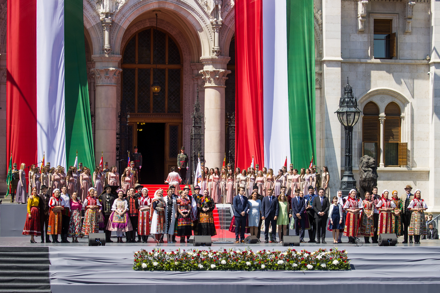 A Magyar Nemzeti Táncegyüttes Novák Katalin köztársasági elnök beiktatási díszceremóniáján az Országház előtt, a Kossuth téren 2022. május 14-én