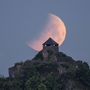 Holdfogyatkozás a salgói vár felett Salgótarján közeléből fotózva 2022. május 16-án hajnalban