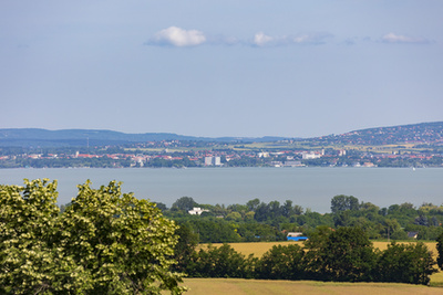 A Badacsony (b) a Somoshegyi kilátóból fotózva a balatonberényi építmény avatásának napján, 2022. június 14-én