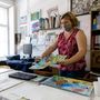 Blénessy Rita büszkén mutatja lapunknak a műhelyben készült alkotásokat