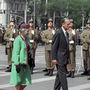A hazánkban tartózkodó II. Erzsébet brit királynő és férje Fülöp herceg május 7-én megkoszorúzták a Hősök terén a Magyar Hősök Emlékművét. A képen: II. Erzsébet és férje koszorúznak 1993. május 7-én
