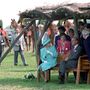 II. Erzsébet brit királynő és férje Fülöp edinburghi herceg (ülve) bugaci lovasbemutatón vesznek részt. A brit uralkodónő és férje Kecskeméti látogatásuk befejeztével utaztak Bugacra  1993. május 6-án