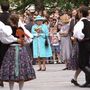 II. Erzsébet (k kékben) tiszteletére néptáncosok tartanak bemutatót Kecskeméten. A négynapos hivatalos látogatáson hazánkban tartózkodó II. Erzsébet brit királynő és férje Fülöp edinburghi herceg május 6-án Kecskemét 1993. május 6-án
