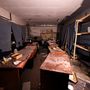 Fából készült asztalok az orosz parancsnokság eligazítására használt épületben