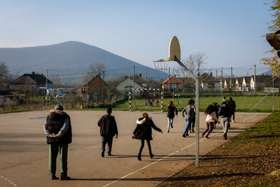 A gyerekeknek csak az iskola területén tudnak sportolni, itt épp egy testnevelés órát láthatunk