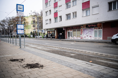 A késelés melletti villamosmegállóban földdel szórták le a vérnyomokat