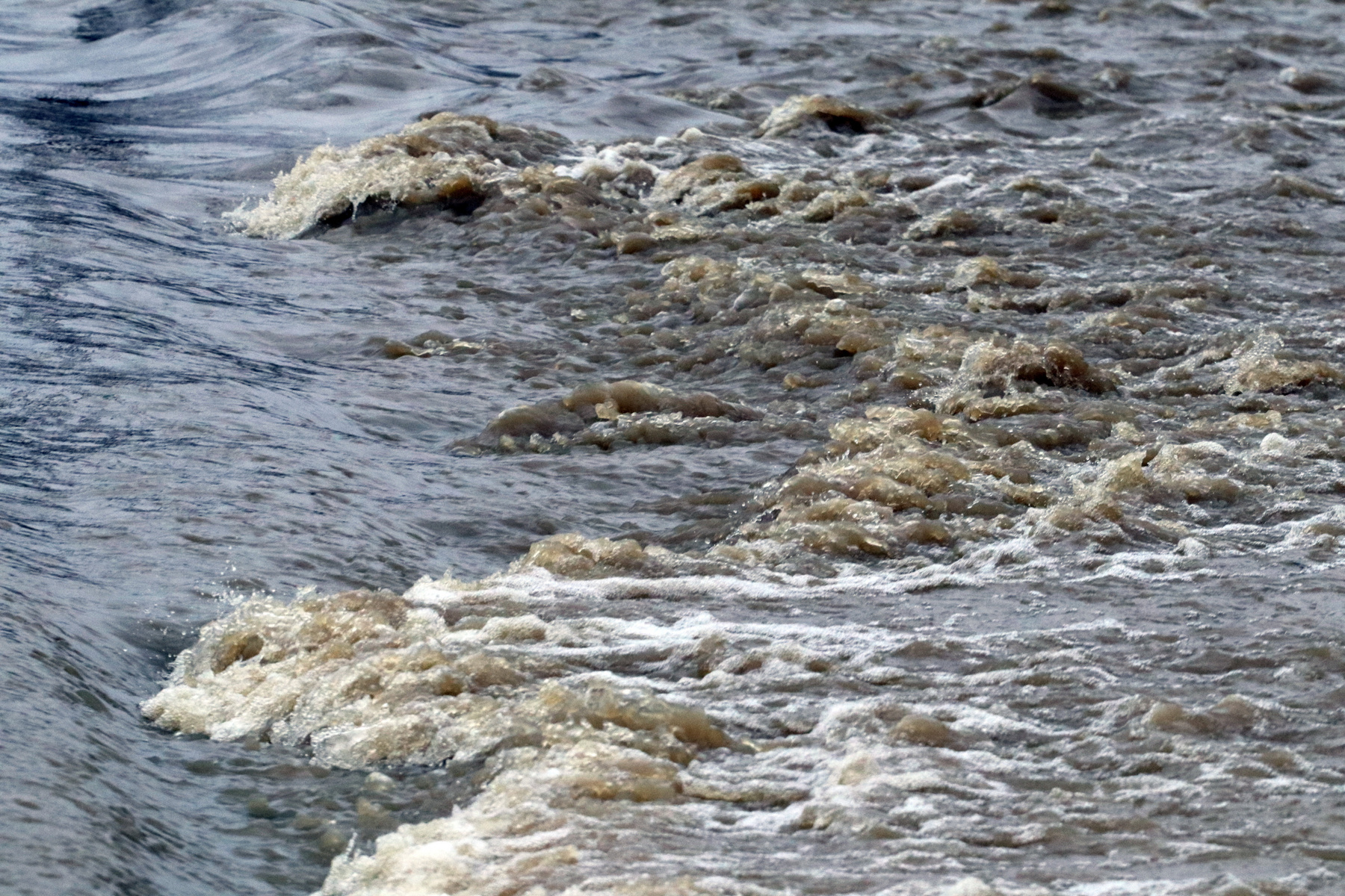 Vízátfolyások a Sajó folyó áradása miatt lezárt úton Sajóivánka és Sajókaza között 2023. január 19-én