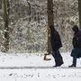 Gyalogosok mennek hóesésben Nyíregyházán a Sóstói úton 2023. április 6-án