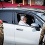 Ferenc pápa megérkezik a Fiat 500X-es autóval