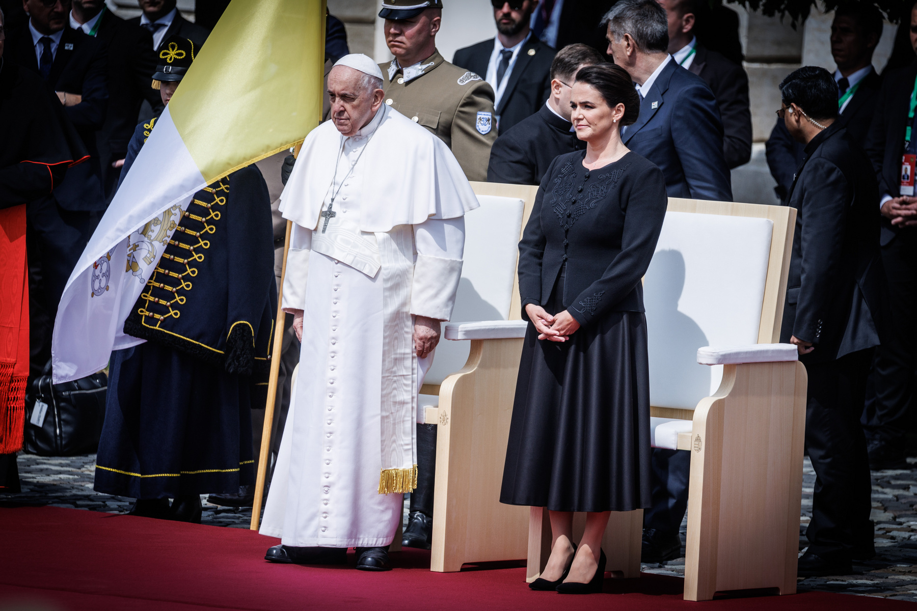 Ferenc pápa és Novák Katalin elhagyják a fogadás helyszínét, bevonulnak a Sándor-palotába