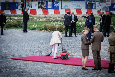Ferenc pápa és Novák Katalin elhagyják a fogadás helyszínét, bevonulnak a Sándor-palotába
