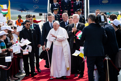 Ferenc pápa egy FIAT 500-assal hagyja el a Liszt Ferenc Nemzetközi repülőteret