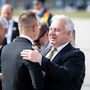 Szijjártó Péter és Semjén Zsolt miniszterelnök-helyettes üdvözlik egymást a Liszt Ferenc Nemzetközi repülőtéren