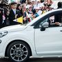 Ferenc pápa egy FIAT 500-assal hagyja el a Liszt Ferenc Nemzetközi repülőteret